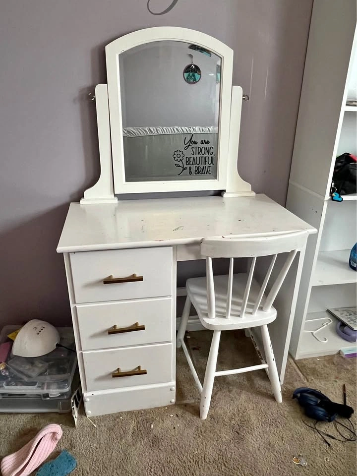 Kids vanity and chair