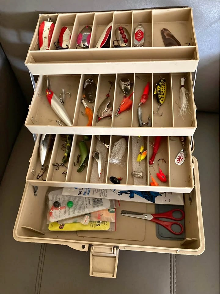 Vintage Fishing Lures In Old PAL 10/60 Tackle Box 30+ Pieces