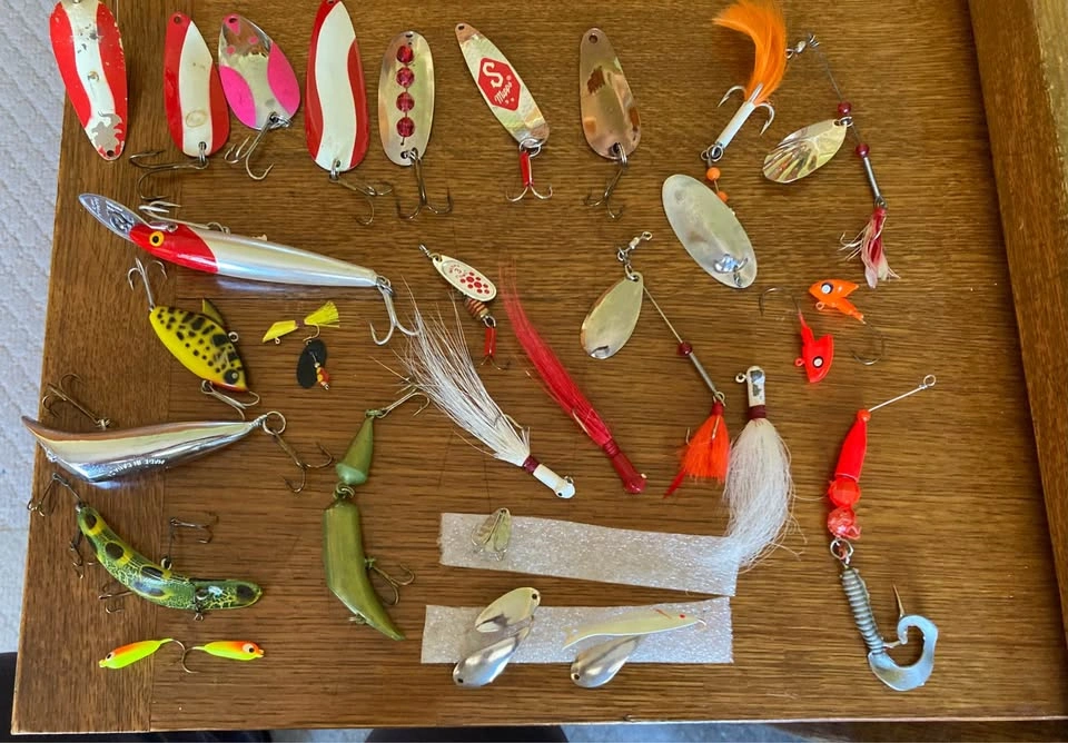 Vintage Fishing Lures In Old PAL 10/60 Tackle Box 30+ Pieces - photo 2
