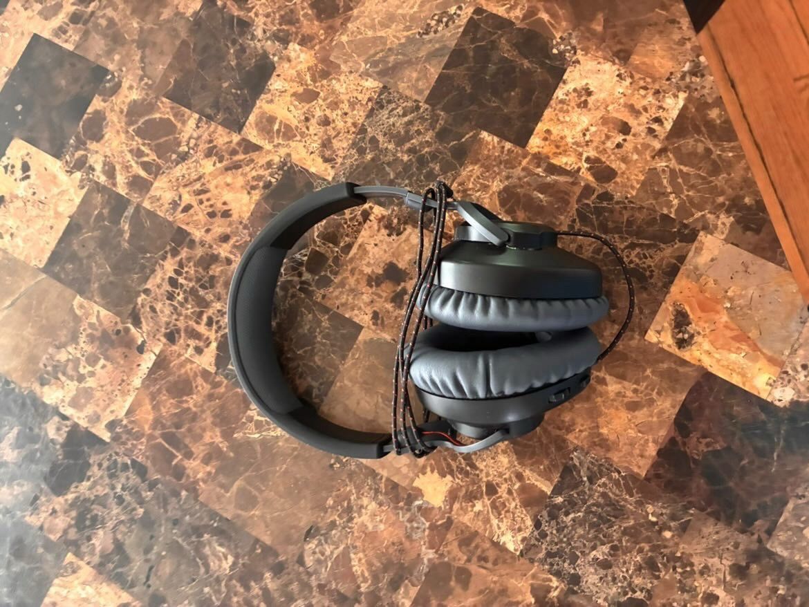 JBL headphones color black