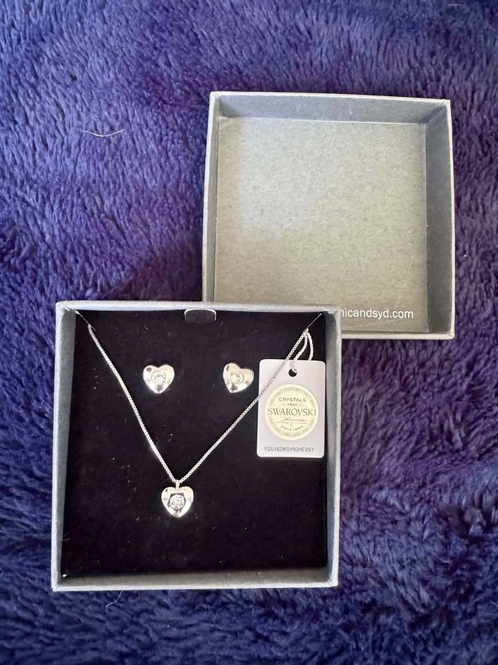 BNWT Nic & Syd Swarovski Jewelry Set (necklace & earrings)
