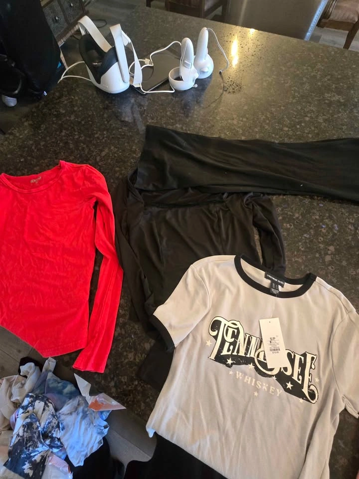 Women's Clothing Bundle - photo 4