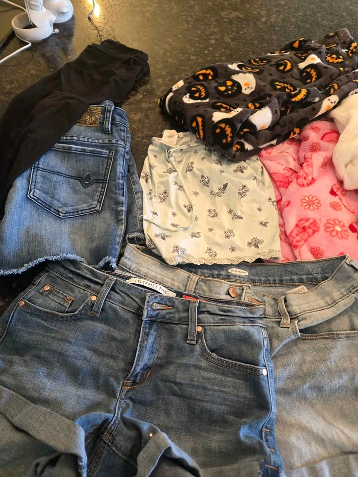 Clothing lot - photo 2