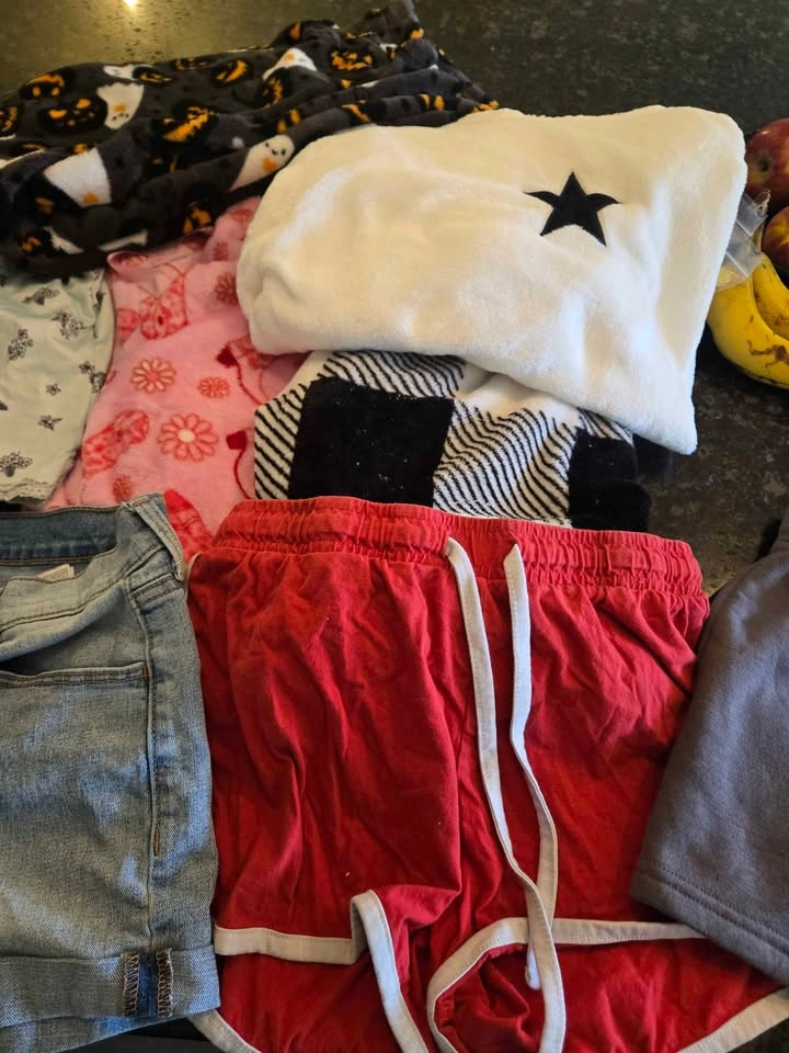 Clothing lot - photo 3