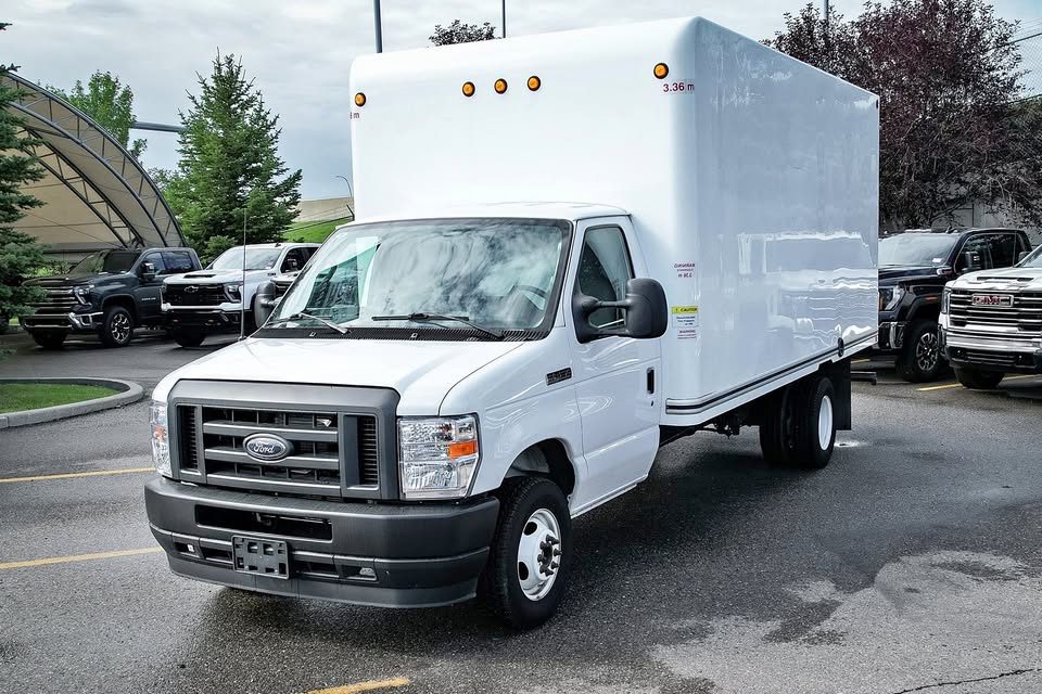 2024 Ford e-series cutaway drw 16' cube van
