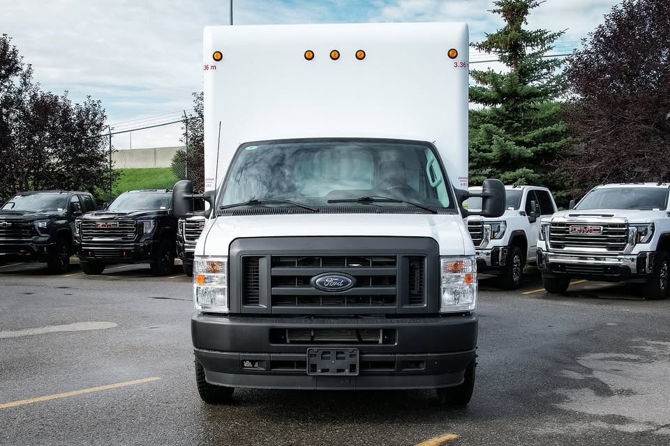 2024 Ford e-series cutaway drw 16' cube van - photo 2