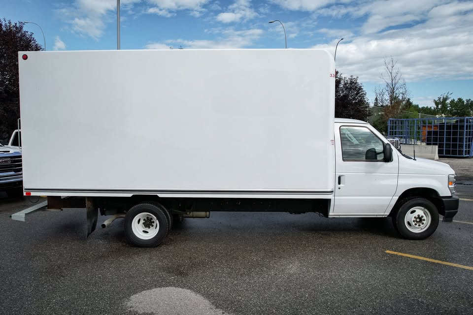 2024 Ford e-series cutaway drw 16' cube van - photo 3