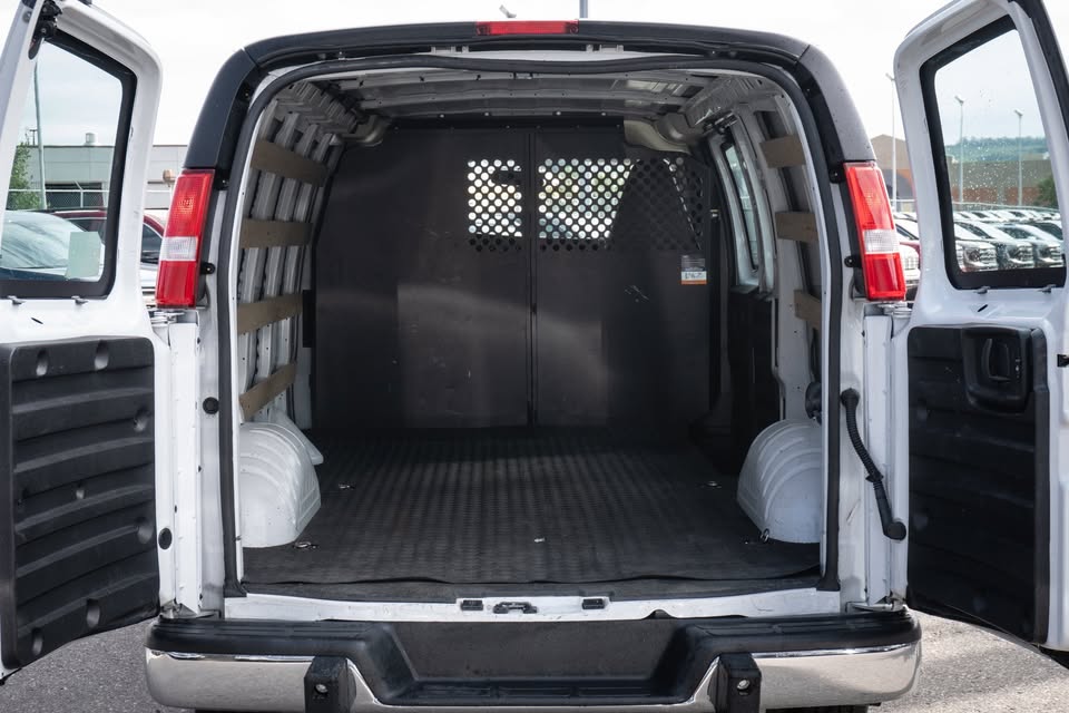 2023 GMC Savanna Cargo Van RWD - photo 5