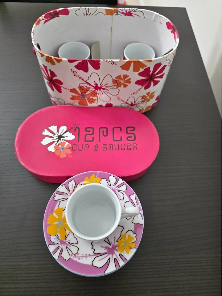 12-piece floral coffee/ teacup and saucer set in excellent condi