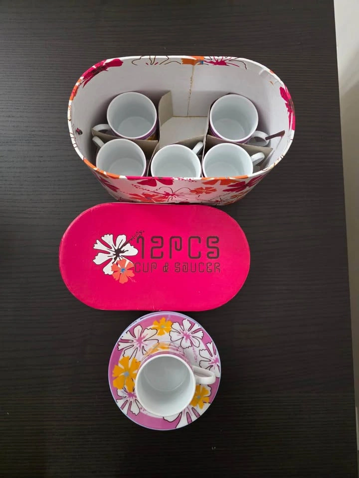 12-piece floral coffee/ teacup and saucer set in excellent condi - photo 2