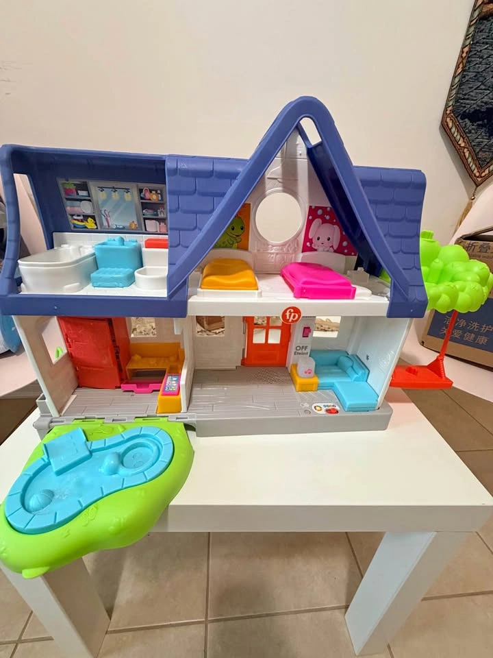 Fisher-Price Fold & Go Dollhouse