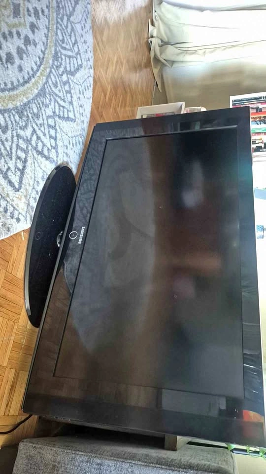 Samsung 40-inch LCD television works 100% perfect