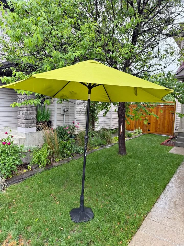 9’ Spring Green Market Umbrella – Like New