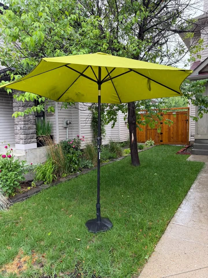 9’ Spring Green Market Umbrella – Like New - photo 2