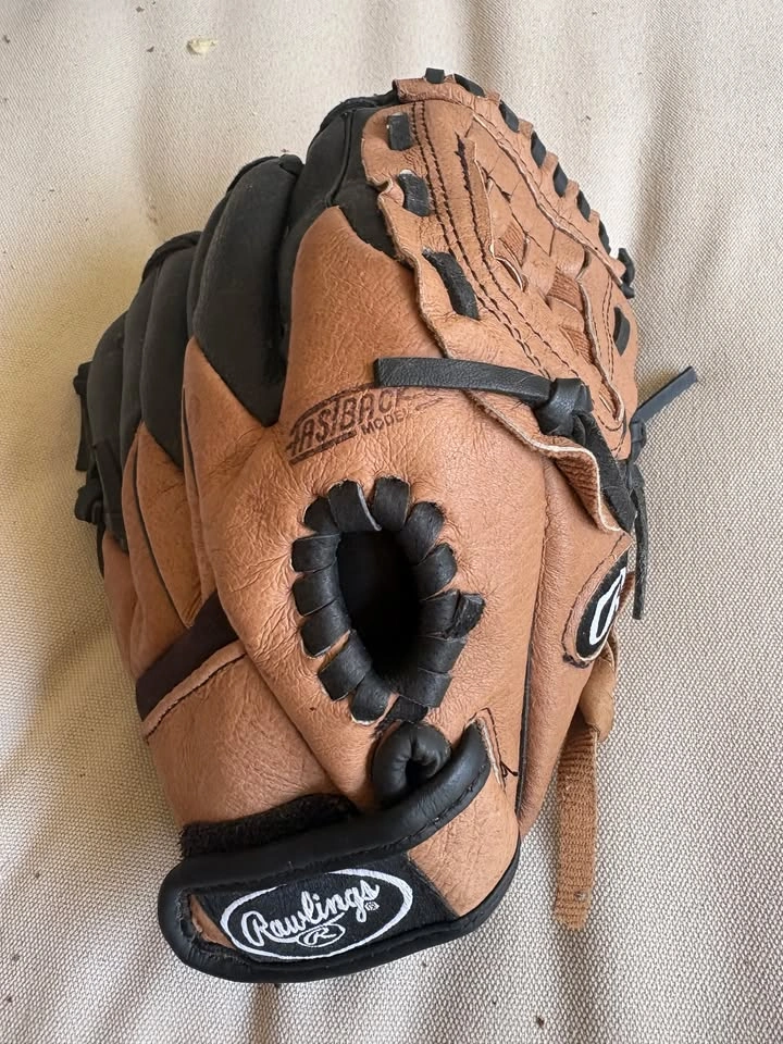 Kids Rawlings baseball glove - photo 2
