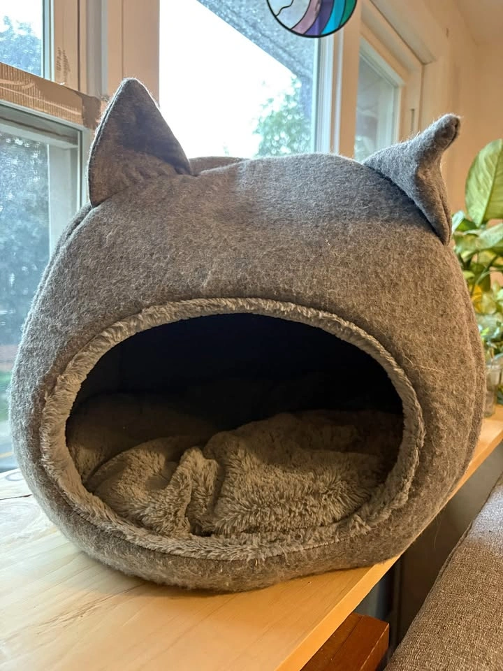 Cute like new cat cave