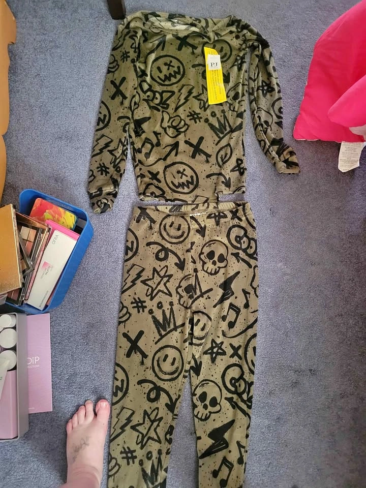 Young Boys Size Large/Extra Large Brand New Clothing