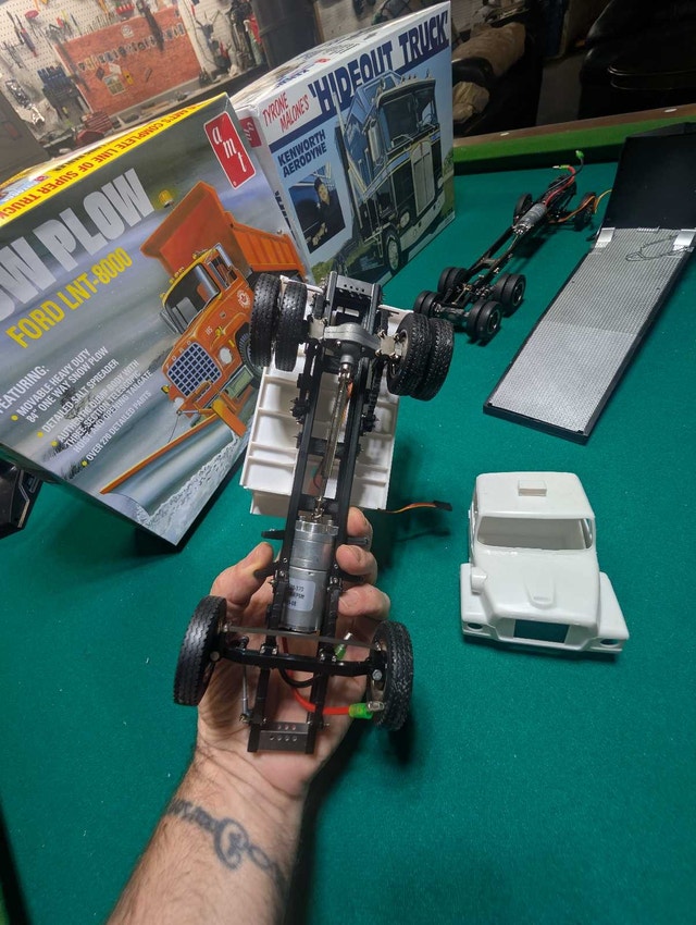 1/25 scale r/c semi trucks - photo 4