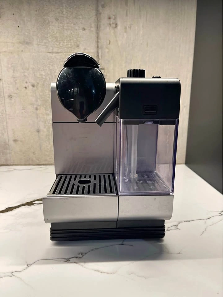 Nespresso De'Longhi Lattissima Touch Espresso Machine