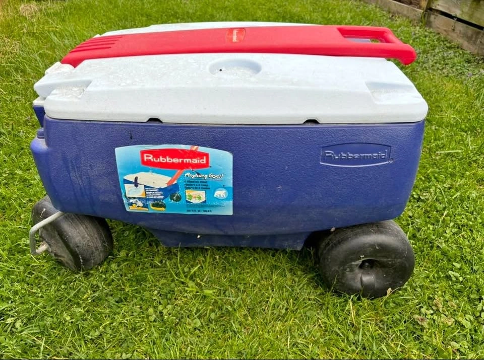 Rare Vintage Rubbermaid Anything Goes! 4-Wheel Rolling Cooler