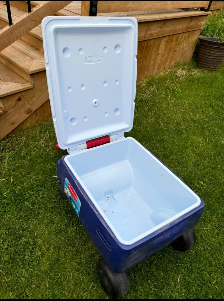 Rare Vintage Rubbermaid Anything Goes! 4-Wheel Rolling Cooler - photo 3
