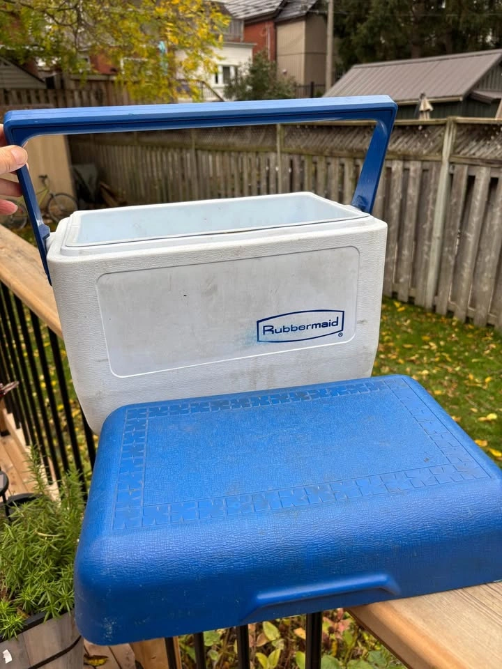 VTG Rubbermaid Super Lunch Tote Cooler - photo 5