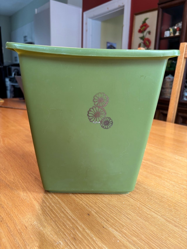 Vintage Rubbermaid Green Floral Plastic Wastebasket #2952