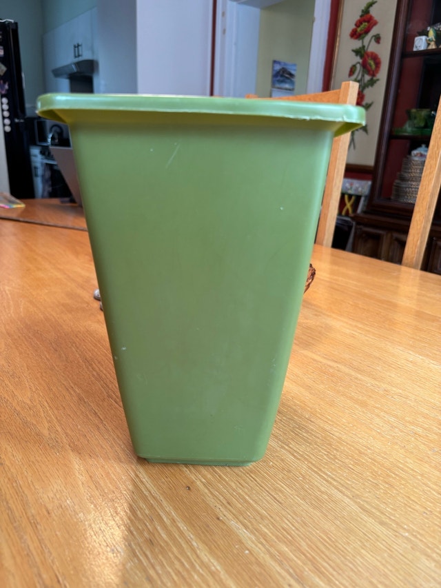 Vintage Rubbermaid Green Floral Plastic Wastebasket #2952 - photo 2