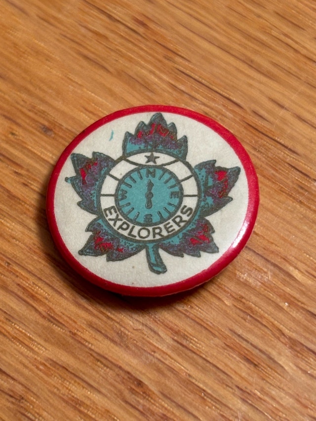 Vintage CANADA MAPLE LEAF EXPLORERS PINBACK w/Compass