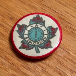 Vintage CANADA MAPLE LEAF EXPLORERS PINBACK w/Compass