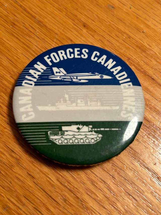 Vintage 80s Canadian Forces Pin Back Button