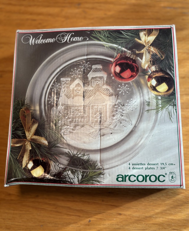 NEW 4 Arcoroc Welcome Home Glass Christmas Dessert Plates
