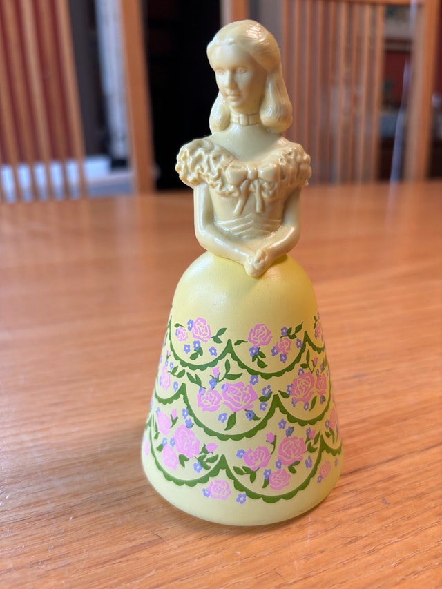 Avon Perfume Bottle 1970s Belles of the World American Belle