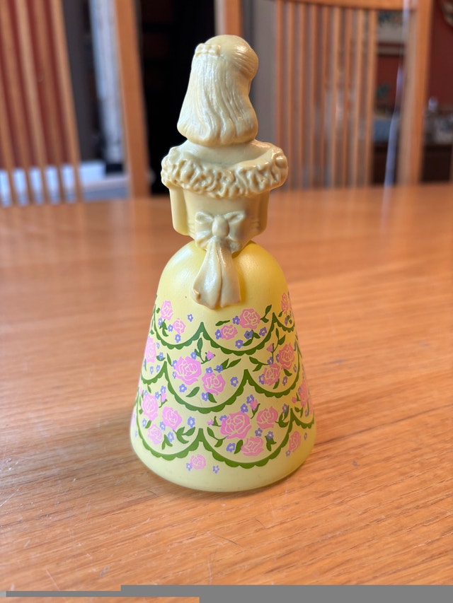 Avon Perfume Bottle 1970s Belles of the World American Belle - photo 4