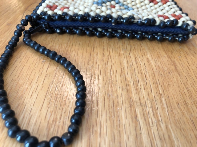 Small beaded Purse with zip closure - photo 5