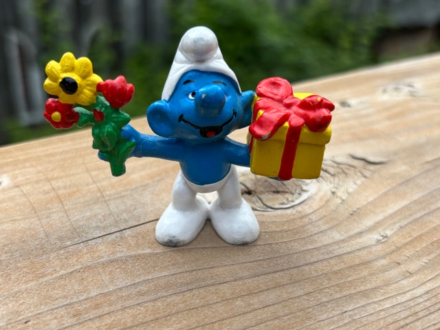 Schleich Smurf with Flowers and Gift