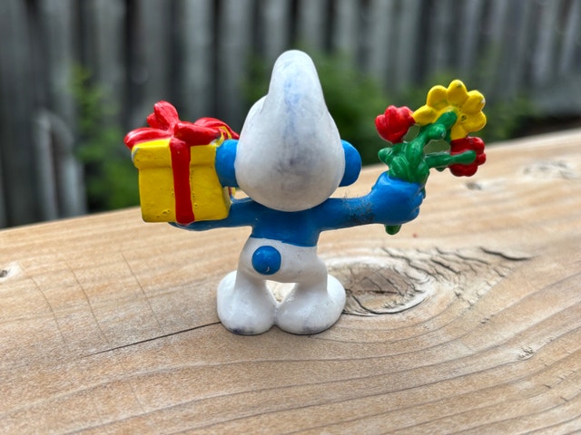 Schleich Smurf with Flowers and Gift - photo 2