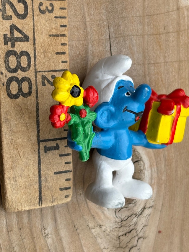 Schleich Smurf with Flowers and Gift - photo 4