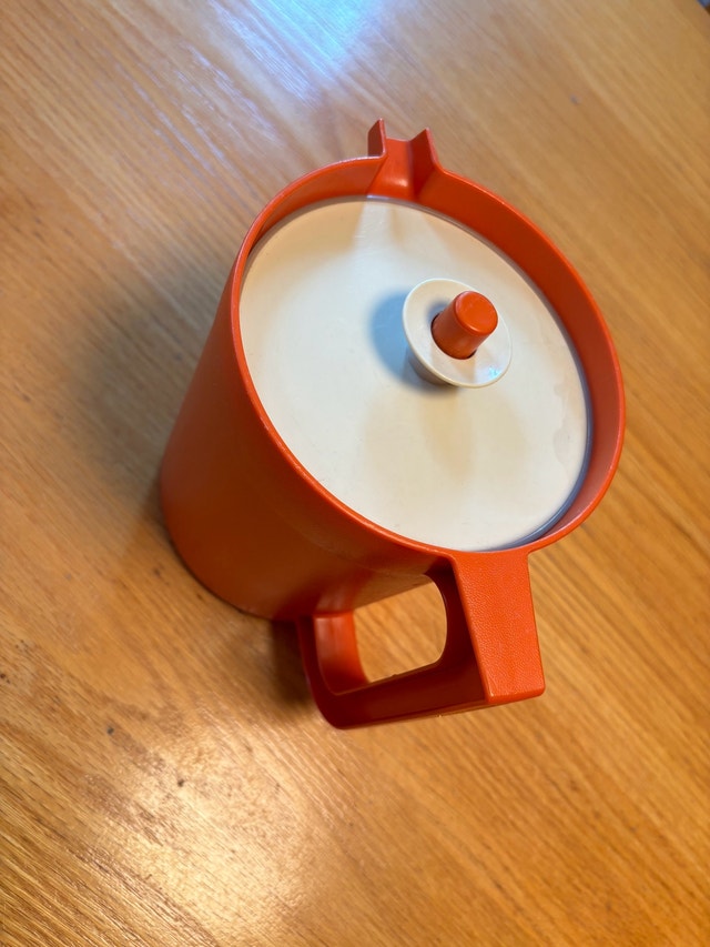 Vintage 1.5-quart "Go Between" Tupperware orange pitcher - photo 2