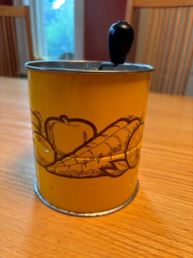 Vintage Androck Yellow Vegetables 3 Screen Flour Sifter - photo 2