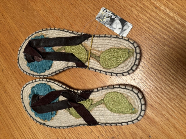 NWT Billabong size 7 Sandals