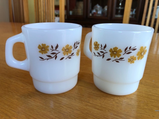 Pair of Floral Stackable Termocrisa Vintage Milk Glass Mugs - photo 2