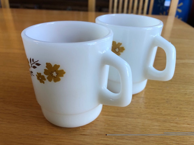 Pair of Floral Stackable Termocrisa Vintage Milk Glass Mugs - photo 4