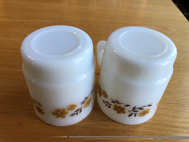 Pair of Floral Stackable Termocrisa Vintage Milk Glass Mugs - photo 5