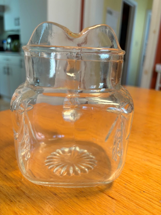 Vtg Short square glass Pitcher w Spout & handle - starburst - photo 2