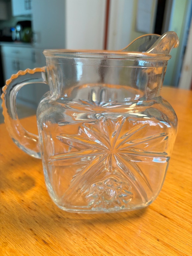 Vtg Short square glass Pitcher w Spout & handle - starburst - photo 3