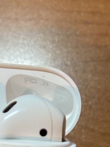 Apple AirPods 2nd Generation with Charging Case - White - photo 3