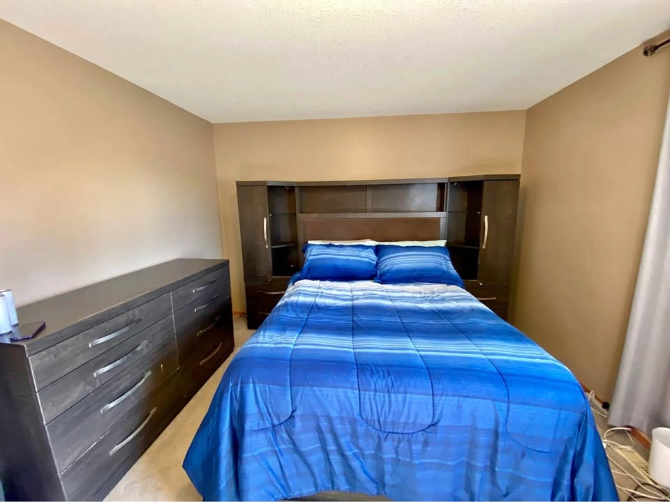 5-Piece Willowdale Queen Bedroom Set – $600