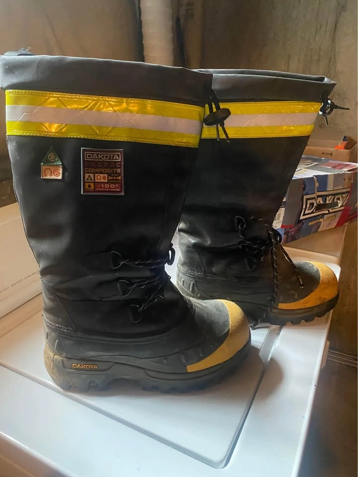 High Viz Rain Jackets and Dakota Winter Boots - photo 3