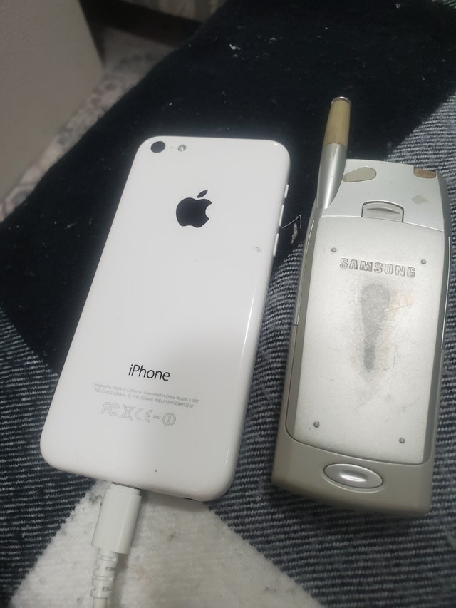 2 antique phones - photo 2